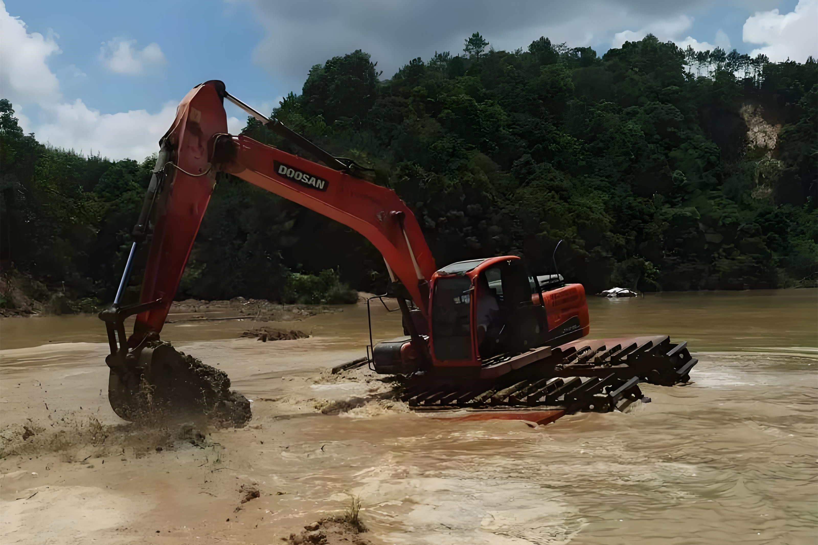 浙江杭州挖機清淤施工隊-沼澤地清淤需要先排水嗎？